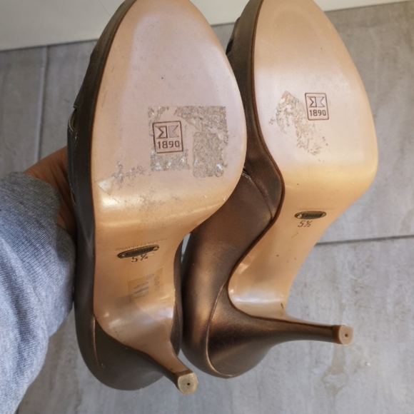 Leather gold and silver peep-toe pumps - Picture 6 of 16